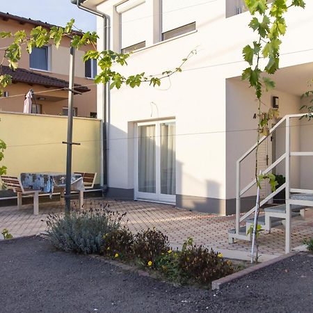 Deli Terasz A Apartman Free Parking, Self-Check-In Anytime Gyor Bagian luar foto