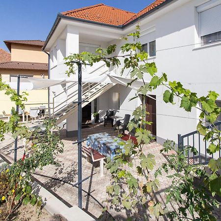 Deli Terasz A Apartman Free Parking, Self-Check-In Anytime Gyor Bagian luar foto
