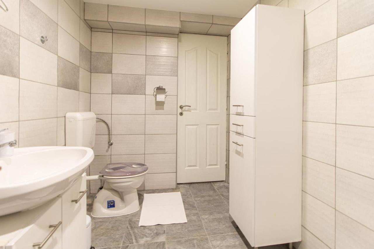 Deli Terasz A Apartman Free Parking, Self-Check-In Anytime Gyor Bagian luar foto