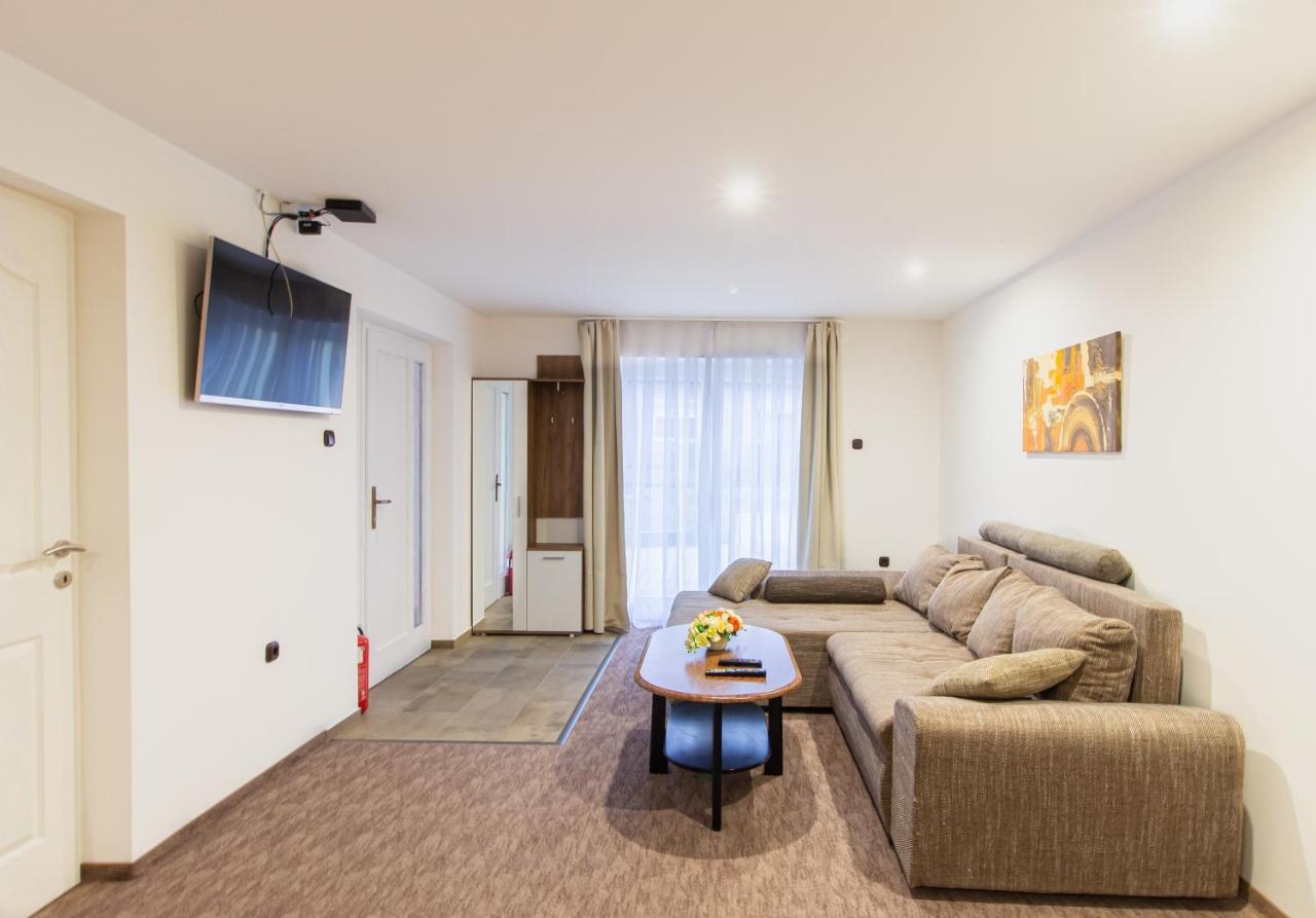 Deli Terasz A Apartman Free Parking, Self-Check-In Anytime Gyor Bagian luar foto