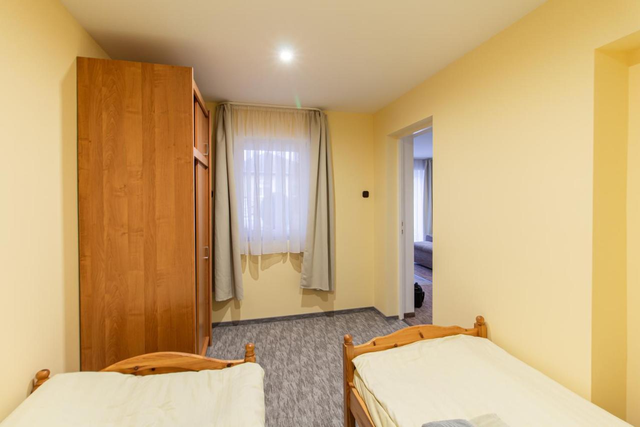Deli Terasz A Apartman Free Parking, Self-Check-In Anytime Gyor Bagian luar foto