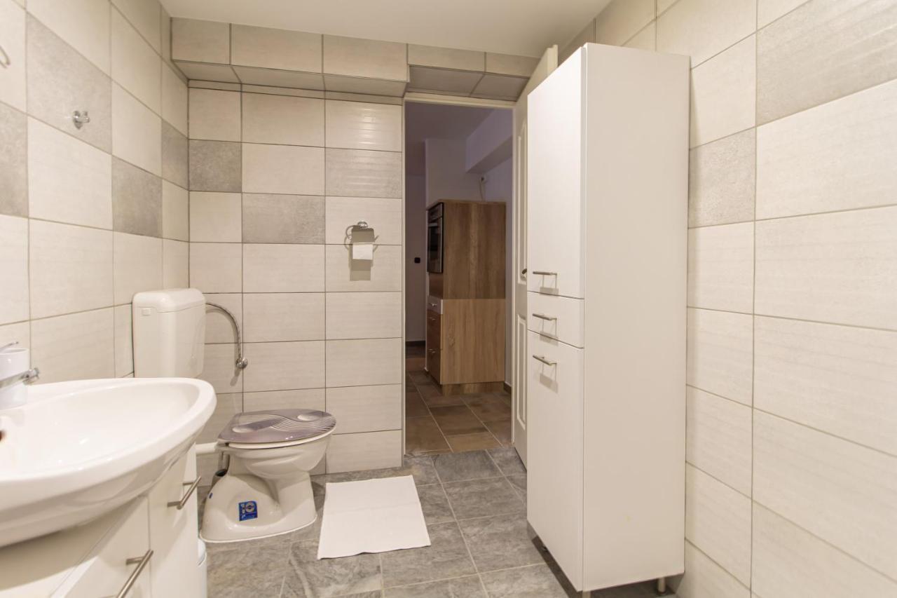 Deli Terasz A Apartman Free Parking, Self-Check-In Anytime Gyor Bagian luar foto