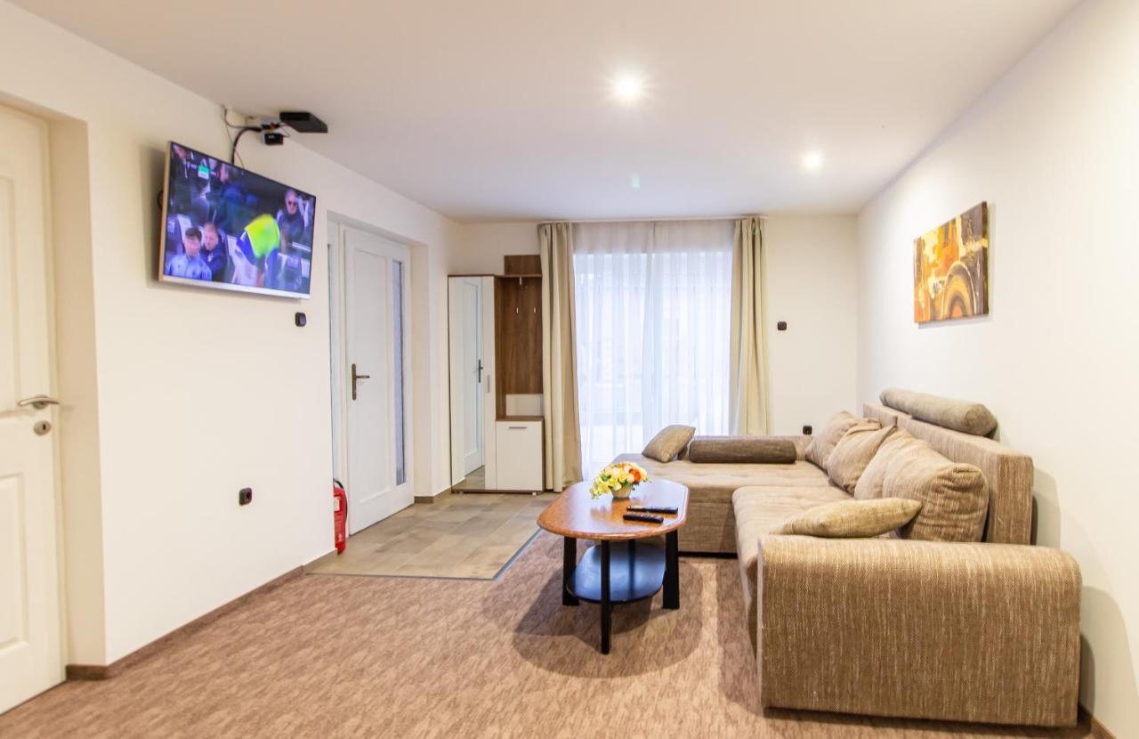 Deli Terasz A Apartman Free Parking, Self-Check-In Anytime Gyor Bagian luar foto