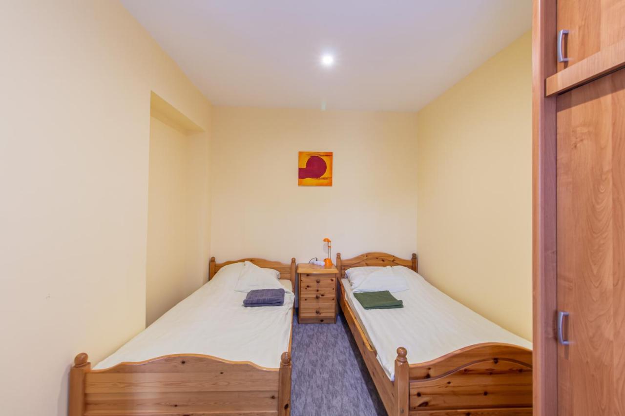 Deli Terasz A Apartman Free Parking, Self-Check-In Anytime Gyor Bagian luar foto