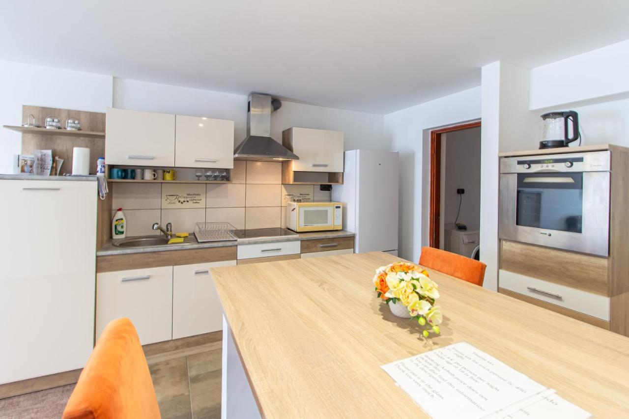 Deli Terasz A Apartman Free Parking, Self-Check-In Anytime Gyor Bagian luar foto