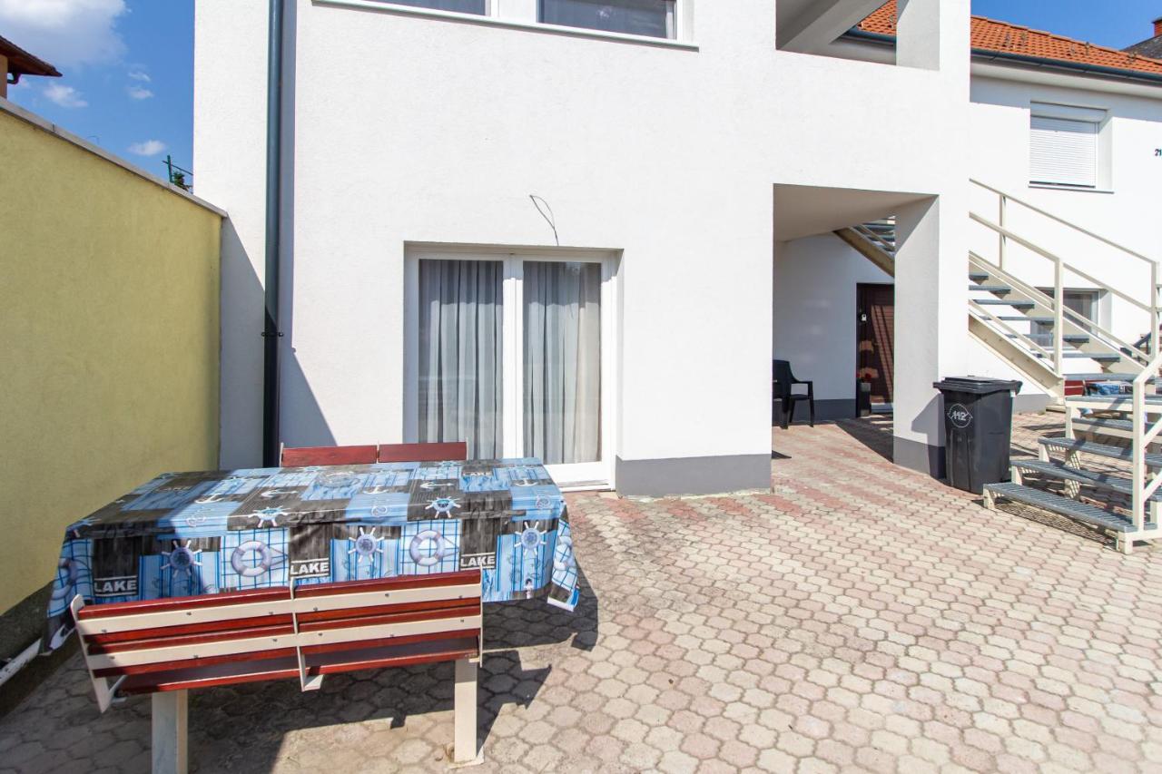 Deli Terasz A Apartman Free Parking, Self-Check-In Anytime Gyor Bagian luar foto
