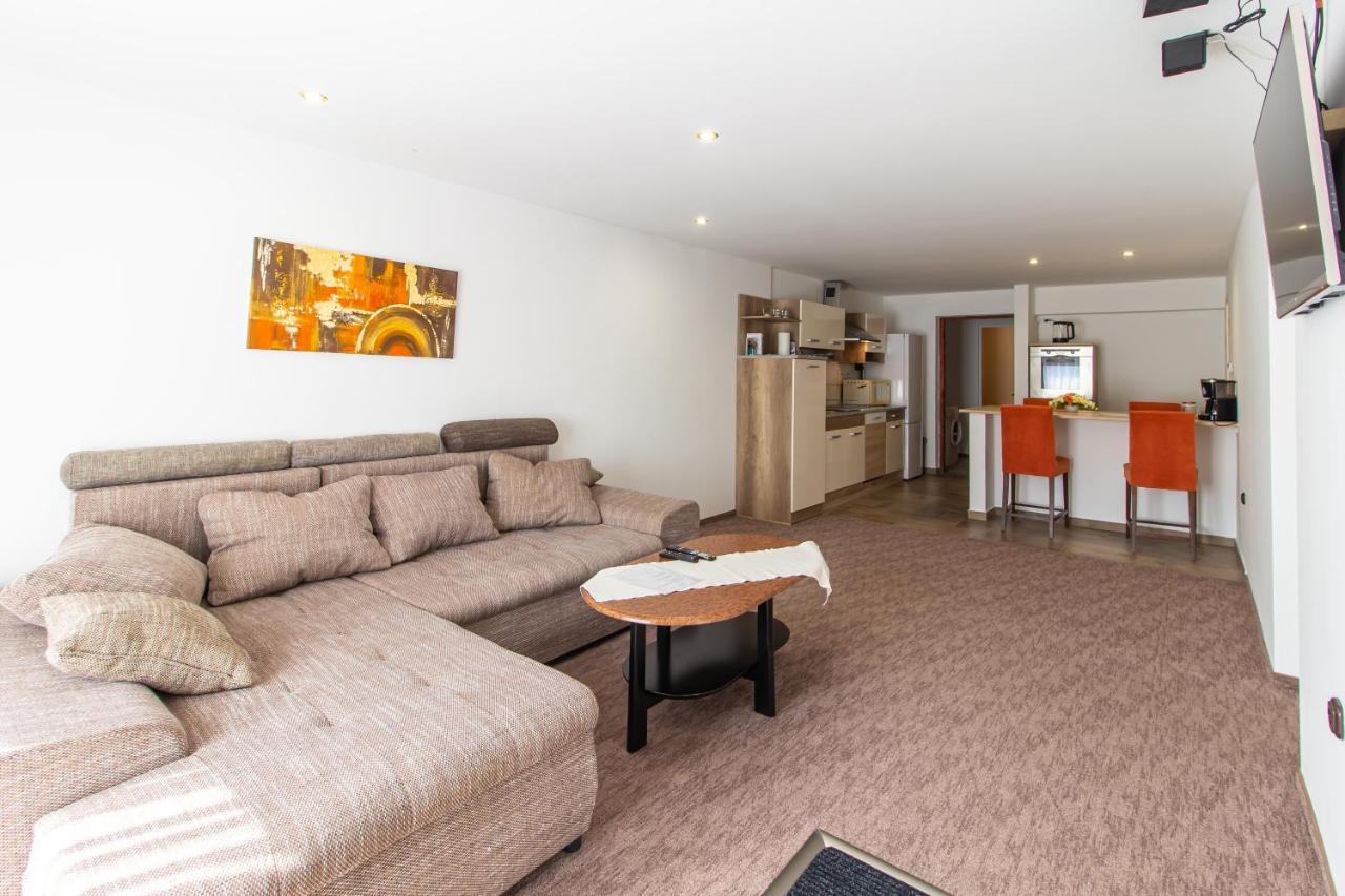 Deli Terasz A Apartman Free Parking, Self-Check-In Anytime Gyor Bagian luar foto