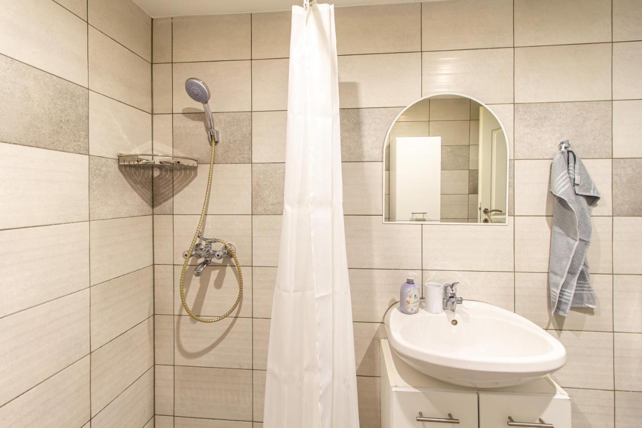 Deli Terasz A Apartman Free Parking, Self-Check-In Anytime Gyor Bagian luar foto