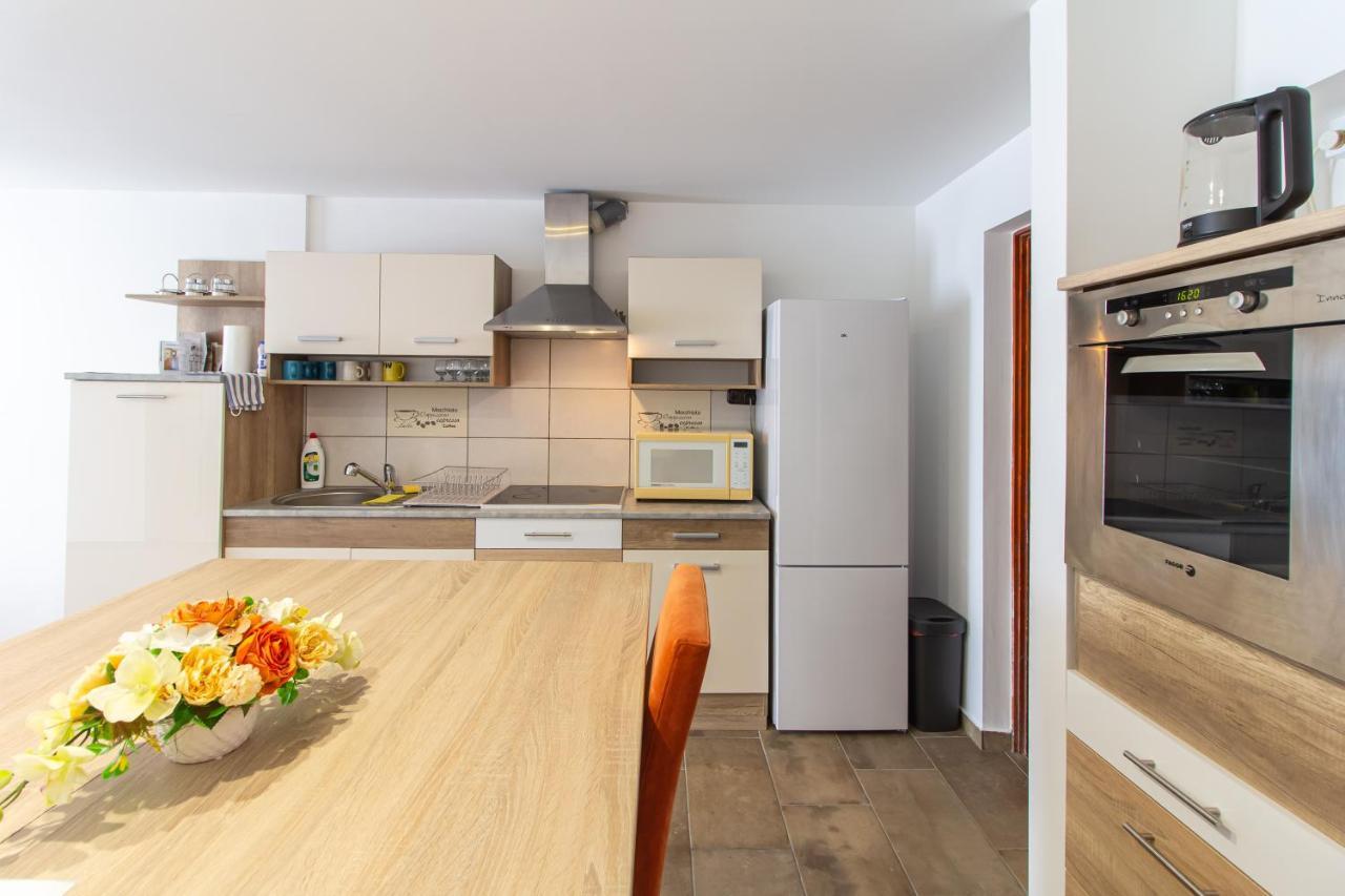 Deli Terasz A Apartman Free Parking, Self-Check-In Anytime Gyor Bagian luar foto