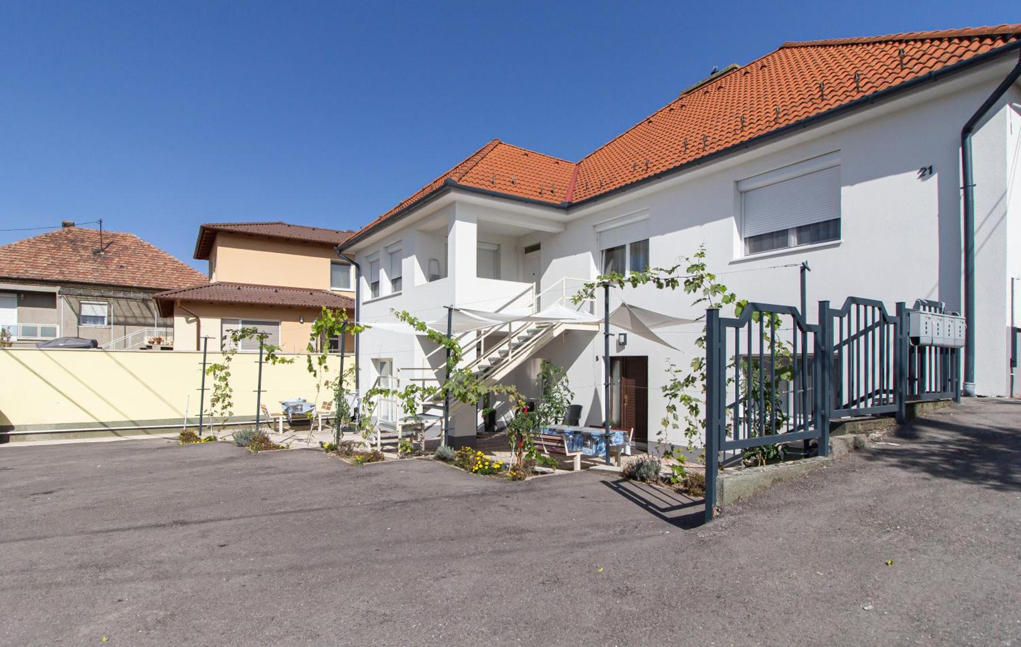 Deli Terasz A Apartman Free Parking, Self-Check-In Anytime Gyor Bagian luar foto