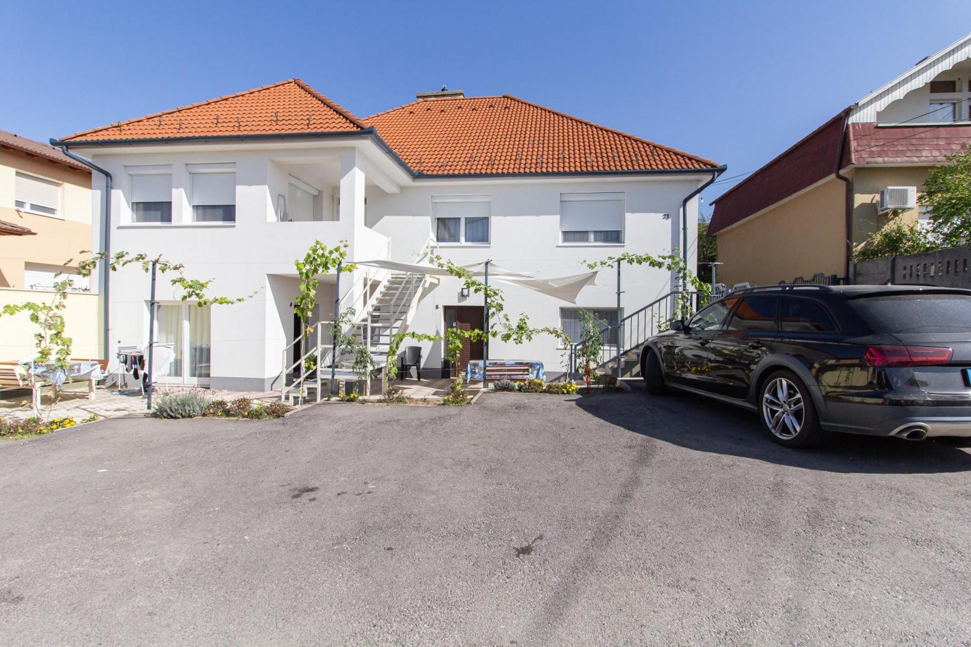 Deli Terasz A Apartman Free Parking, Self-Check-In Anytime Gyor Bagian luar foto